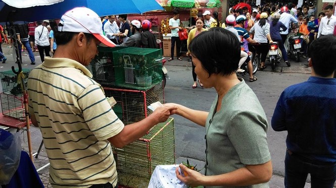 TPHCM: Chen chân đi lễ chùa, bãi giữ xe mọc như nấm - ảnh 11