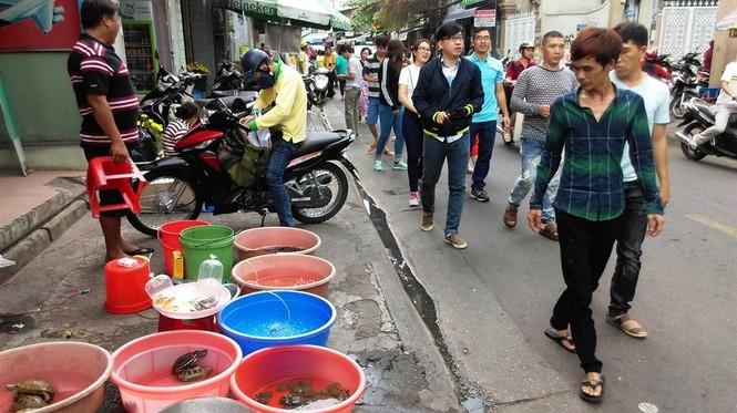 TPHCM: Chen chân đi lễ chùa, bãi giữ xe mọc như nấm - ảnh 13