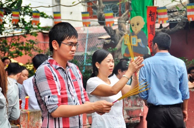 TPHCM: Chen chân đi lễ chùa, bãi giữ xe mọc như nấm - ảnh 14