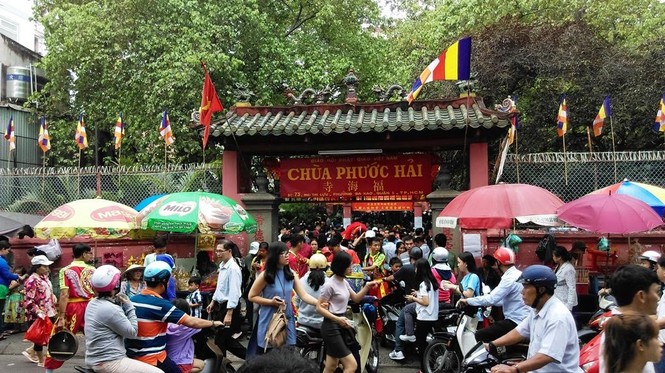 TPHCM: Chen chân đi lễ chùa, bãi giữ xe mọc như nấm - ảnh 1