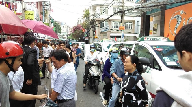 TPHCM: Chen chân đi lễ chùa, bãi giữ xe mọc như nấm - ảnh 2