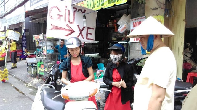 TPHCM: Chen chân đi lễ chùa, bãi giữ xe mọc như nấm - ảnh 3