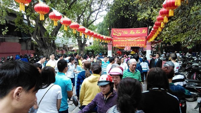 TPHCM: Chen chân đi lễ chùa, bãi giữ xe mọc như nấm - ảnh 5