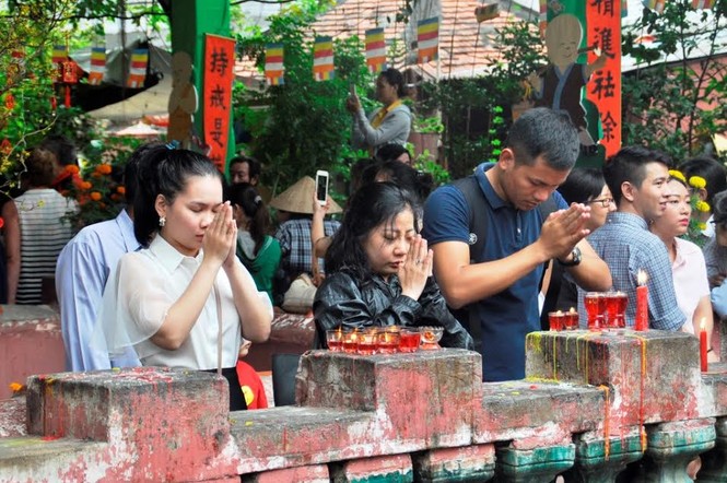 TPHCM: Chen chân đi lễ chùa, bãi giữ xe mọc như nấm - ảnh 6
