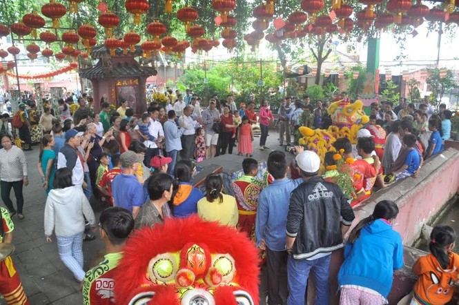 TPHCM: Chen chân đi lễ chùa, bãi giữ xe mọc như nấm - ảnh 7