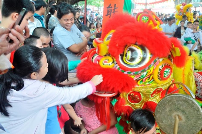 TPHCM: Chen chân đi lễ chùa, bãi giữ xe mọc như nấm - ảnh 9