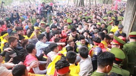 Những hình ảnh phản cảm ở mùa lễ hội - ảnh 6