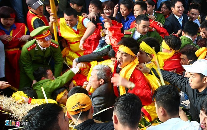 Những hình ảnh phản cảm ở mùa lễ hội - ảnh 5