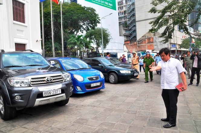 Tiếp tục đòi vỉa hè: Quận 1 đập tường trước trụ sở Bộ Công Thương, cẩu xe VTV - ảnh 10