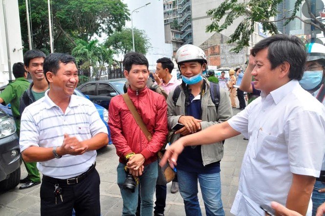 Tiếp tục đòi vỉa hè: Quận 1 đập tường trước trụ sở Bộ Công Thương, cẩu xe VTV - ảnh 14