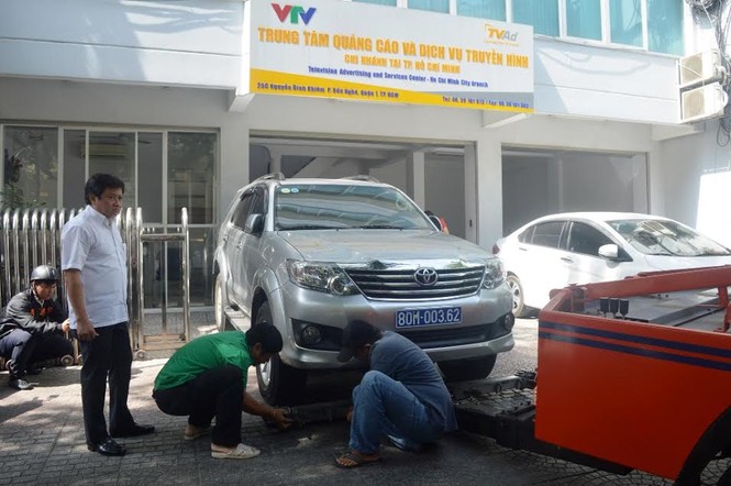 Tiếp tục đòi vỉa hè: Quận 1 đập tường trước trụ sở Bộ Công Thương, cẩu xe VTV - ảnh 1