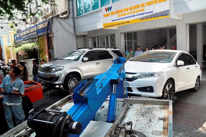 Tiếp tục đòi vỉa hè: Quận 1 đập tường trước trụ sở Bộ Công Thương, cẩu xe VTV - ảnh 2