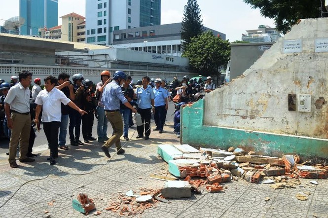 Tiếp tục đòi vỉa hè: Quận 1 đập tường trước trụ sở Bộ Công Thương, cẩu xe VTV - ảnh 3