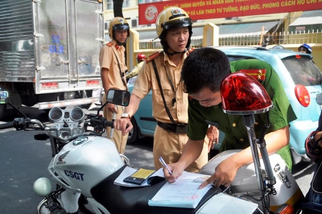 Tiếp tục đòi vỉa hè: Quận 1 đập tường trước trụ sở Bộ Công Thương, cẩu xe VTV - ảnh 4