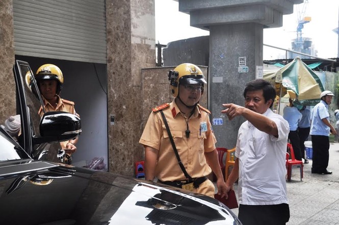 Tiếp tục đòi vỉa hè: Quận 1 đập tường trước trụ sở Bộ Công Thương, cẩu xe VTV - ảnh 5