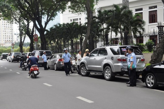 Tiếp tục đòi vỉa hè: Quận 1 đập tường trước trụ sở Bộ Công Thương, cẩu xe VTV - ảnh 8