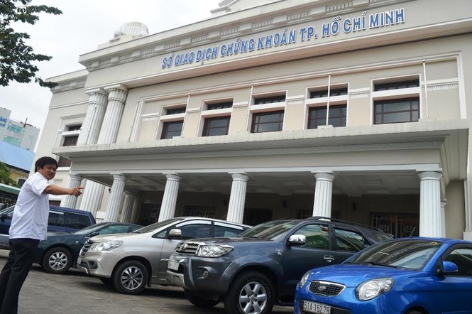 Tiếp tục đòi vỉa hè: Quận 1 đập tường trước trụ sở Bộ Công Thương, cẩu xe VTV - ảnh 9