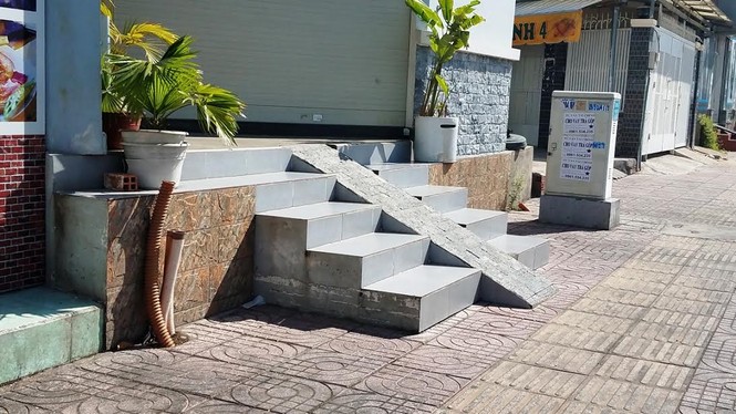 Mục kích tam cấp 'nuốt' vỉa hè trên đường đẹp nhất Sài Gòn - ảnh 10