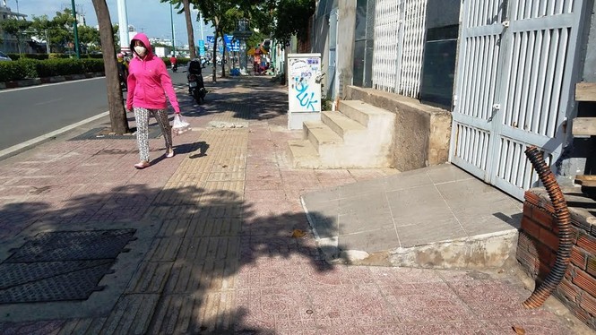 Mục kích tam cấp 'nuốt' vỉa hè trên đường đẹp nhất Sài Gòn - ảnh 12
