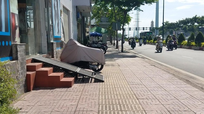 Mục kích tam cấp 'nuốt' vỉa hè trên đường đẹp nhất Sài Gòn - ảnh 13