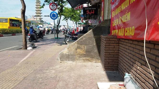 Mục kích tam cấp 'nuốt' vỉa hè trên đường đẹp nhất Sài Gòn - ảnh 14