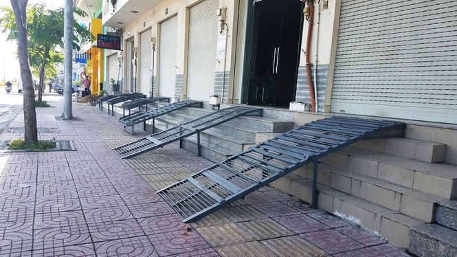 Mục kích tam cấp 'nuốt' vỉa hè trên đường đẹp nhất Sài Gòn - ảnh 1