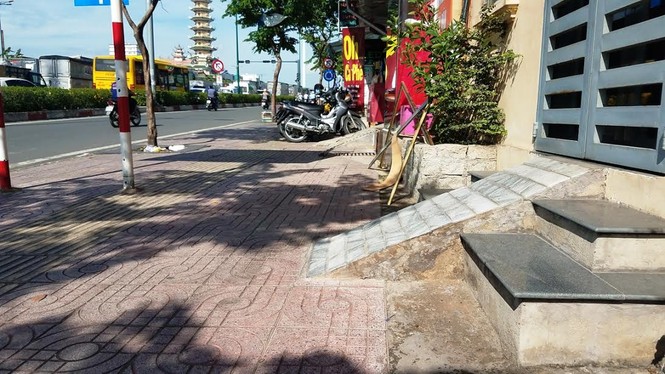 Mục kích tam cấp 'nuốt' vỉa hè trên đường đẹp nhất Sài Gòn - ảnh 2