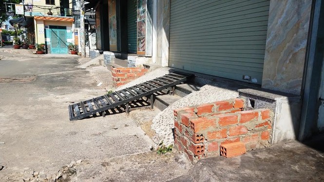 Mục kích tam cấp 'nuốt' vỉa hè trên đường đẹp nhất Sài Gòn - ảnh 3