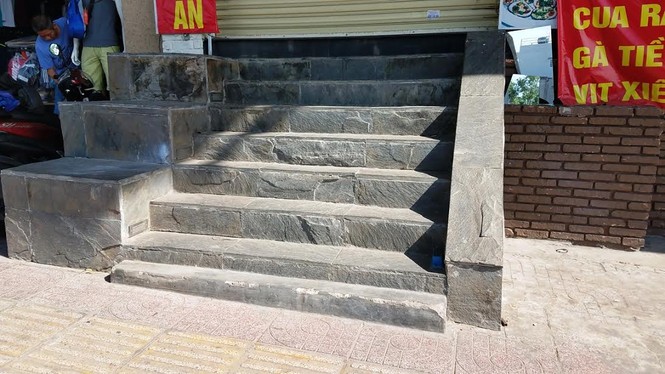 Mục kích tam cấp 'nuốt' vỉa hè trên đường đẹp nhất Sài Gòn - ảnh 4