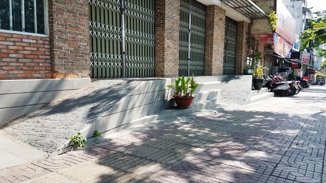 Mục kích tam cấp 'nuốt' vỉa hè trên đường đẹp nhất Sài Gòn - ảnh 5