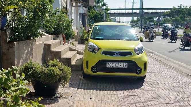Mục kích tam cấp 'nuốt' vỉa hè trên đường đẹp nhất Sài Gòn - ảnh 8