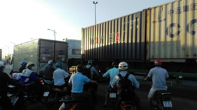 Bất an với những “hung thần” trên phố Sài Gòn - ảnh 9