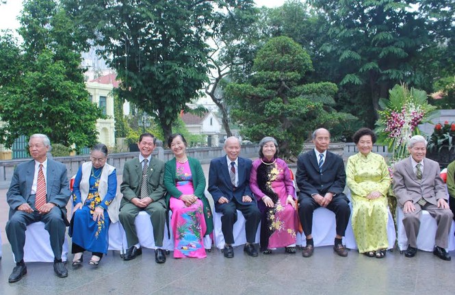 Khoảnh khắc ấn tượng 40 cặp đôi dâng hương tại Tượng đài Lý Thái Tổ - ảnh 1