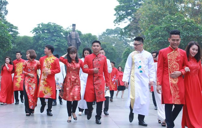 Khoảnh khắc ấn tượng 40 cặp đôi dâng hương tại Tượng đài Lý Thái Tổ - ảnh 2