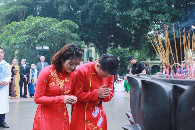 Khoảnh khắc ấn tượng 40 cặp đôi dâng hương tại Tượng đài Lý Thái Tổ - ảnh 4