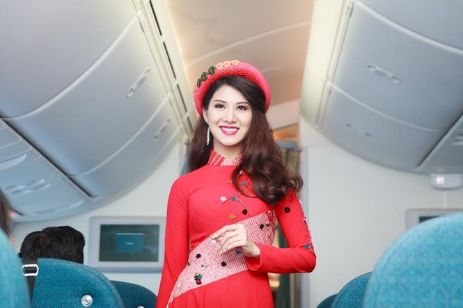 Tiếp viên Vietnam Airlines trình diễn áo dài trên độ cao 10.000m - ảnh 1