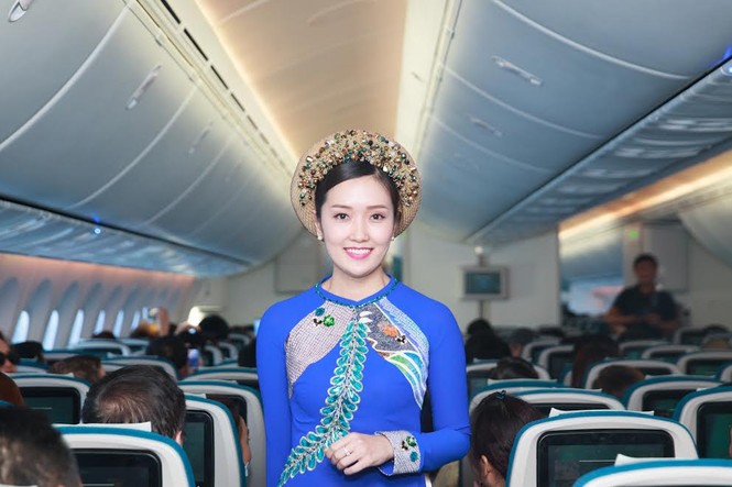Tiếp viên Vietnam Airlines trình diễn áo dài trên độ cao 10.000m - ảnh 2
