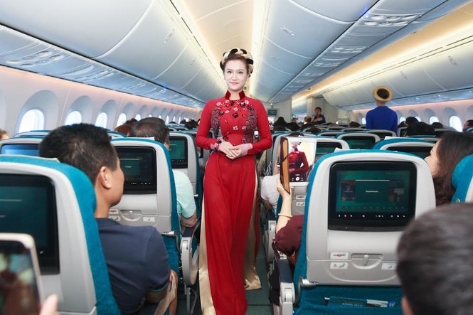 Tiếp viên Vietnam Airlines trình diễn áo dài trên độ cao 10.000m - ảnh 3