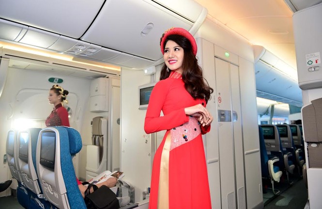 Tiếp viên Vietnam Airlines trình diễn áo dài trên độ cao 10.000m - ảnh 4