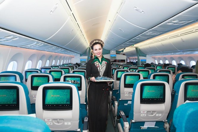 Tiếp viên Vietnam Airlines trình diễn áo dài trên độ cao 10.000m - ảnh 5