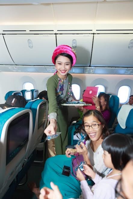 Tiếp viên Vietnam Airlines trình diễn áo dài trên độ cao 10.000m - ảnh 6