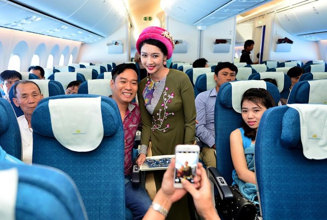 Tiếp viên Vietnam Airlines trình diễn áo dài trên độ cao 10.000m - ảnh 7