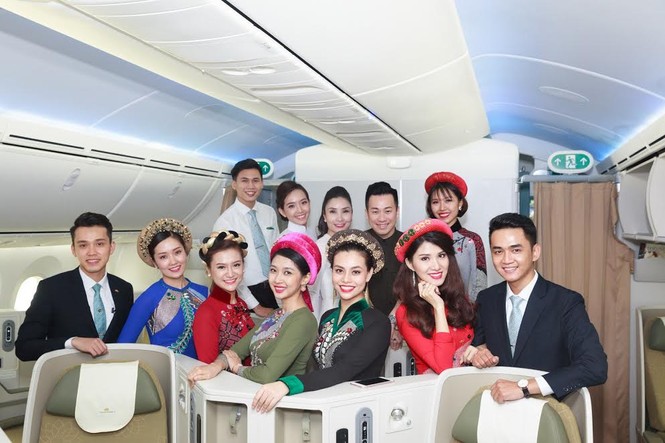 Tiếp viên Vietnam Airlines trình diễn áo dài trên độ cao 10.000m - ảnh 8
