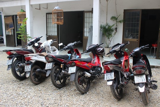 Ngồi sau xe máy đếm tiền, bị cướp nóng trên tay - ảnh 1