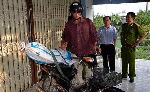 Thực nghiệm hiện trường vụ 'xác chết trôi sông quay về nhà mẹ' - ảnh 11