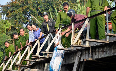 Thực nghiệm hiện trường vụ 'xác chết trôi sông quay về nhà mẹ' - ảnh 12