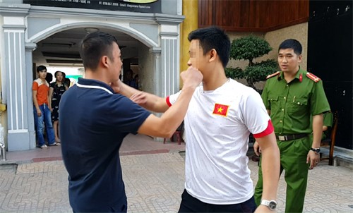 Nhóm côn đồ nổ súng tại quán karaoke để giải quyết mâu thuẫn - ảnh 1