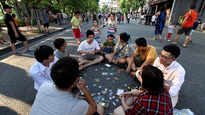 Bật cười với những trò lạ bên Hồ Gươm - ảnh 11