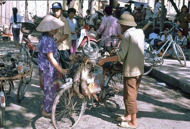 Nao lòng trước vẻ bình dị của những phiên chợ Hà Nội xưa - ảnh 13