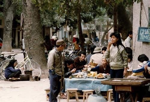 Bồi hồi nhìn lại những hàng quán Hà Nội xưa - ảnh 1